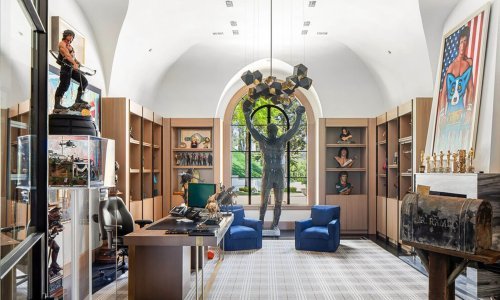 Stalloneova vila, spomenik Rockyju