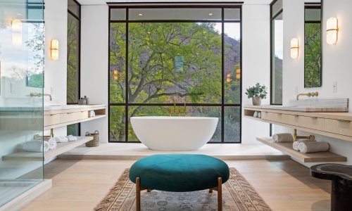 Ova veličanstvena kuća osvaja na prvu, kako interijerom tako i eksterijerom, no kupaonica je ipak posebna priča