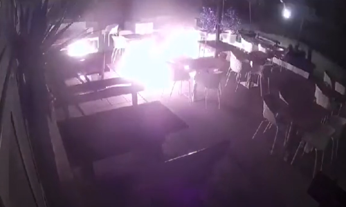 [VIDEO] Usred noći žena prolila benzin i zapalila restoran na plaži, umalo nastradao turist koji je krenuo gasiti požar