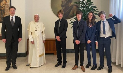 Elon Musk objavio fotografiju s papom Franjom, a na njoj su i četiri njegova sina