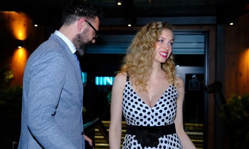 Nasmijana i vedra Hana Huljić Grašo u poodmakloj trudnoći uživa u najdražem društvu