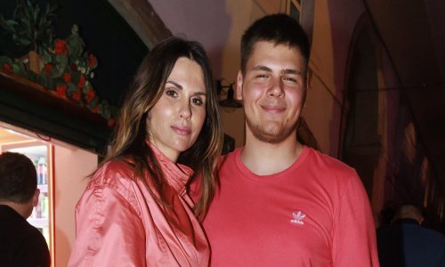 Viktorija Rađa pokazala senzacionalne noge u chic minici i cipelama koje su ove sezone pokorile modnu scenu