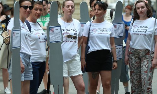 Na Zrinjevcu održan prosvjedni skup solidarnosti s građankama SAD-a u otporu ukidanju prava na pobačaj