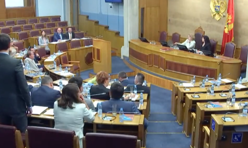 [VIDEO] Uzavrele strasti u Skupštini Crne Gore: Nemoj da ti slomim nos!