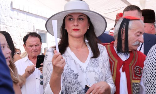 Prva dama zvala je vlasnicu Hanza medije kako bi zaustavila tekst