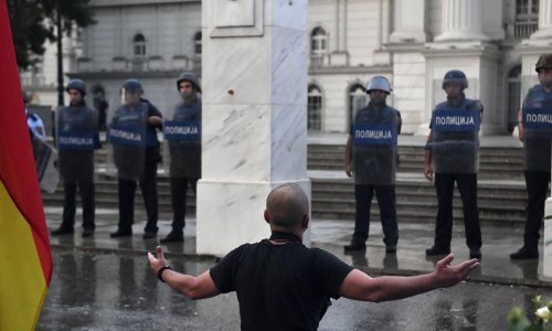 Ulični rat u Skoplju: Nasilni prosvjednici s fantomkama napali policiju bakljama i kamenjem, 47 policajaca ozlijeđeno