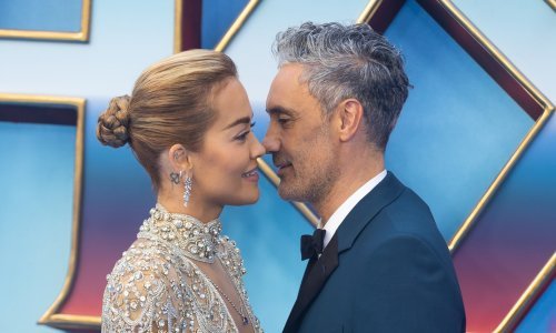 Nakon dugo vremena na crvenom tepihu: Slavna Kosovarka u zagrljaju 15 godina starijeg zaručnika ne skriva sreću