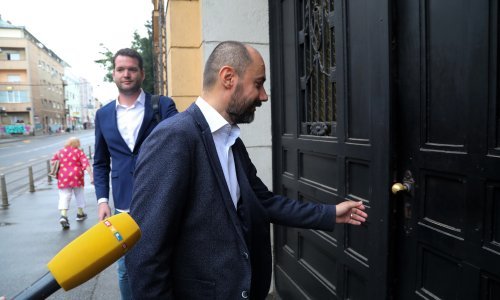 [VIDEO] Milošević u Uskoku zanijekao krivnju, a njegov odvjetnik tvrdi: On je poslužio kao smokvin list da bi se sakrila operacija koja je bila u tijeku