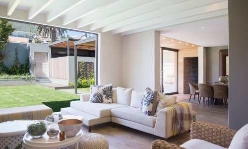 Za skladan i dojmljiv dnevni boravak: Koje se boje najbolje slažu s kutnim garniturama neutralnih nijansi?