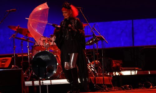 Ni kiša nije uspjela pokvariti koncert: Josipa Lisac s kišobranom nastupila u Banjoj Luci