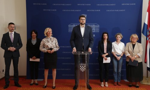 [FOTO/VIDEO] Lijeva oporba i dio vladajućih skupili potpise za raspravu o pobačaju u Ustavu