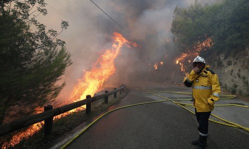 Vatrogasci uz pomoć helikoptera gase požar blizu francuske sredozemne obale