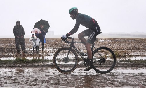 Težak sudar gledatelja i biciklista na Tour de Franceu ; Talijanu slomljen vratni kralježak, Austrijancu ključna kost
