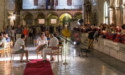 Hoće li Jelčić i Rajković smetati gospodi u prvim redovima?