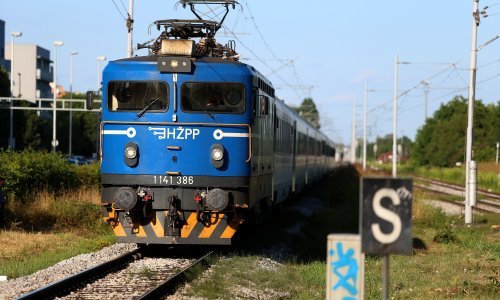 Od uvođenja linije Osijek-Split, vlak je kasnio svih sedam puta, prvi put čak 83 minute! 'Radnik je odlučio da neće spojiti vagone...'