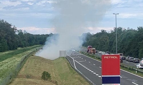 [FOTO] Zapalio se auto na autocesti A1, promet je nakratko bio prekinut