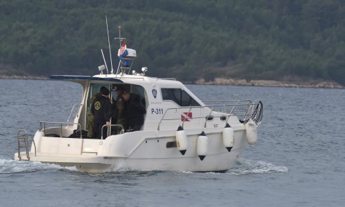 Kod otočića Glavat prevrnuo se izletnički brod, utopio se skiper