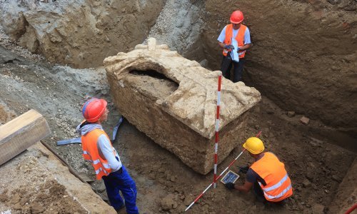 [FOTO/VIDEO] Veliko arheološko otkriće u Vinkovcima: Završeno izvlačenje rimskog sarkofaga, čini se da je ipak opljačkan