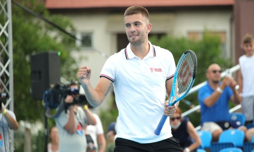 Borna Ćorić očito se još traži nakon duge pauze; jer kako objasniti poraz od 19-godišnjeg Rumunja na ATP Challengeru?