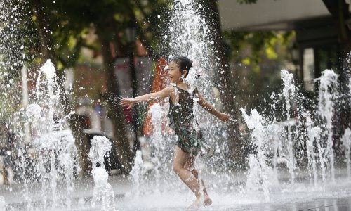 [FOTO] Toplinski val pogodio Kinu: Deseci kineskih gradova u pripravnosti, tope se krovovi i ceste