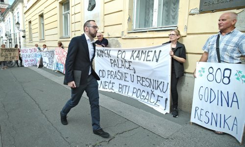 [FOTO] Gradonačelnika pred Skupštinom dočekao prosvjedni performans Udruge za zaštitu okoliša Resnik