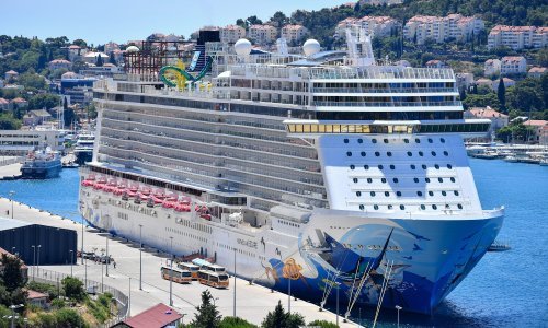 [FOTO] Pogledajte grdosiju koja je uplovila u dubrovačku luku; Norwegian Escape jedan je od najvećih kruzera na svijetu
