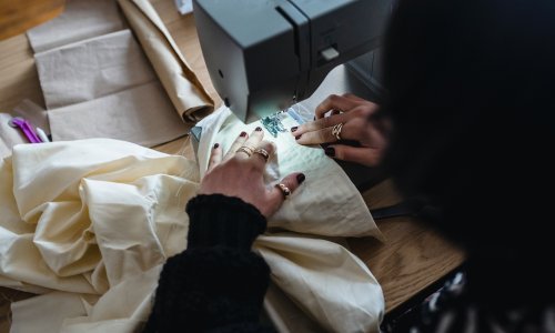 Ljubav koja se prenosi sa koljena na koljeno uz Singer šivaće mašine