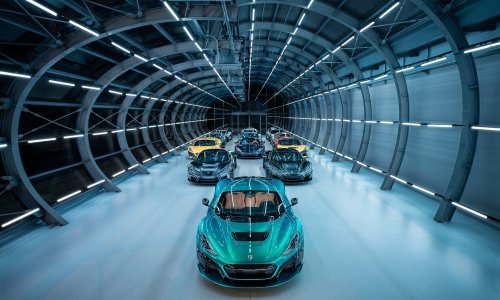 [FOTO/VIDEO] Prvi proizvodni primjerak Rimac Nevere sišao s nove linije: 'Ma uvijek je to isti auto, samo ga farbaju i oblače u druge folije'