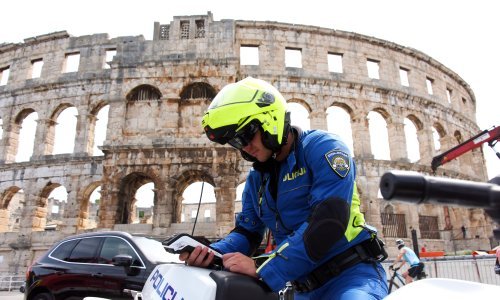 Policajka u Puli provukla ruku kroz malo otvoren prozor i u zadnji čas spasila dijete iz zaključanog vozila!