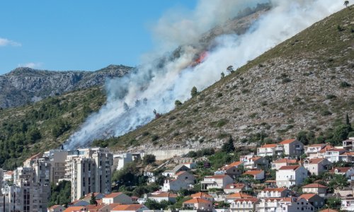 [FOTO] Lokaliziran požar na padinama dubrovačkog Srđa, gorjelo blizu kuća