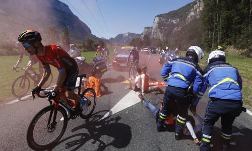 Skandal na Tour de Franceu. Klimatski aktivisti zaustavili utrku i ugrozili sigurnost vozača: Imamo još 989 dana...