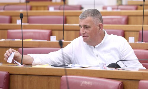 [FOTO] Sabor o izmjenama Ustava: Jandroković već podijelio niz opomena, Bulj HDZ-ovcima poručio da su 'grobari demokracije i Ustava'