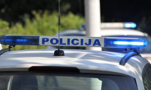 Kod Vrgorca se prevrnuo osobni automobil, troje ozlijeđenih