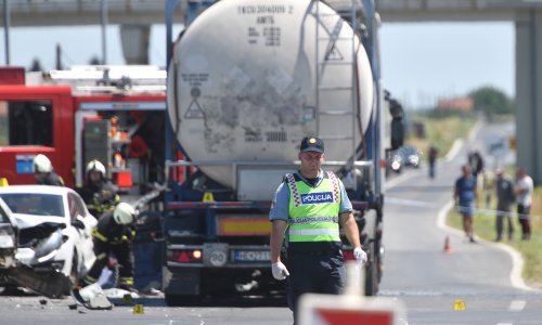 Teška prometna u Koprivnici: U sudaru teretnjaka i tri automobila poginula jedna osoba, promet obustavljen