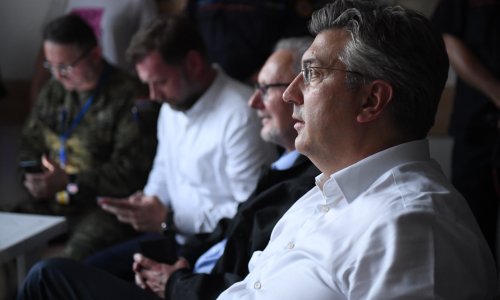 [FOTO] Plenković stigao na požarište u Zaton: U zadnjih šest godina nismo imali situaciju da je izgorjelo ovoliko kuća