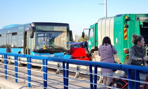 Nesreća na Mostu slobode: Automobil zdrobljen između autobusa i kamiona