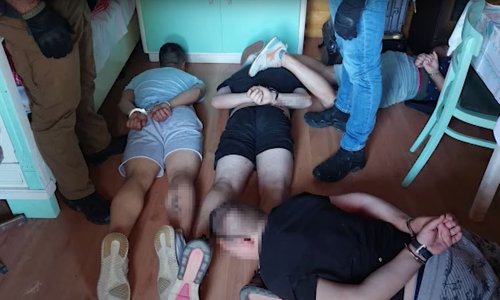 [VIDEO] Pogledajte spektakularno uhićenje dilera kod kojih je policija pronašla tri kile kokaina, 40 kila spida i još gomilu droge