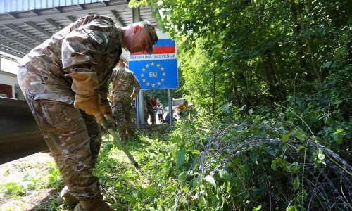 [FOTO/VIDEO] Pogledajte kako su Slovenci maknuli prve metre žilet-žice na granici s Hrvatskom