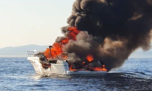 [VIDEO] Drama na moru: Nedaleko Brača izgorio gliser, putnici skakali u more