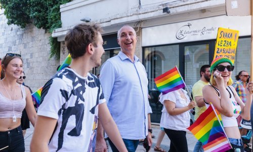 Povorka ponosa u Splitu prošla bez incidenata, okupljenima se pridružio gradonačelnik Puljak