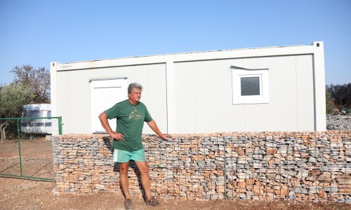 U Raslinu stigao kontejner i mobilna kućica za osobe čije su kuće potpuno izgorjele u požaru