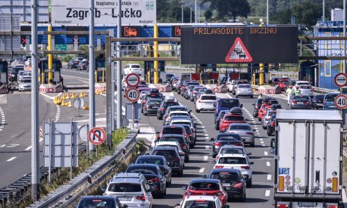 Kilometarske kolone na cestama; satima se čeka i na trajekte
