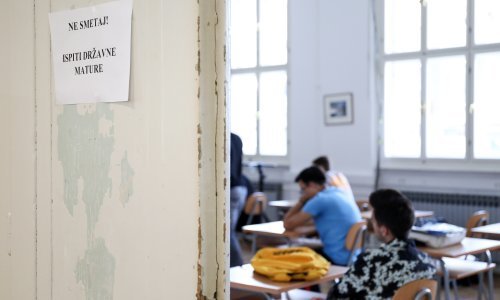 Bolje nego lani: Državnu maturu pao svaki treći učenik, najlošiji rezultati iz matematike, 332 ispita riješena 100 posto