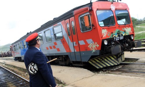 Vlak čekao zeleno svjetlo pred semaforom, za to vrijeme prometnik spavao