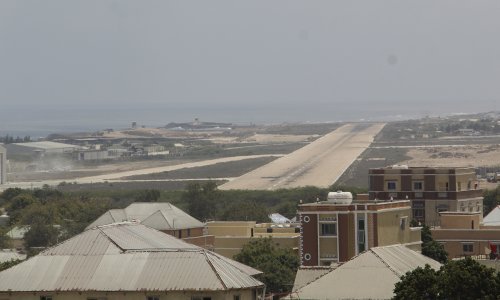 [VIDEO] Avion se srušio pri slijetanju u Somaliji, preživjelo svih 30 putnika