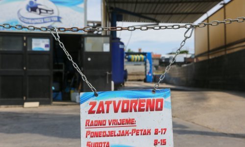 [FOTO] U Istri stale fontane, zatvoreni tuševi na plaži, a udarac stigao i za autopraonice