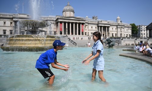 [FOTO] Velika Britanija se prži na preko 40 stupnjeva, Nizozemci uveli hitne mjere: Solju hlade asfalt