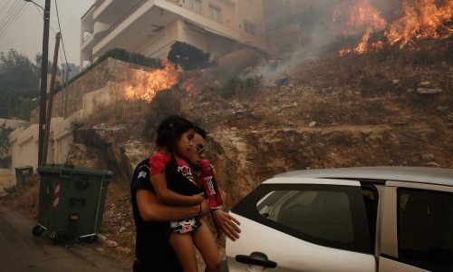 [FOTO] Vatra bjesni u Grčkoj: Požar se približio kućama u Ateni, dio stanovnika evakuiran