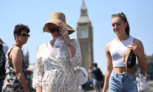 Britanija zbraja štete nikad toplijeg dana; planuli požari, otkazani vlakovi, oštećene piste aerodroma...