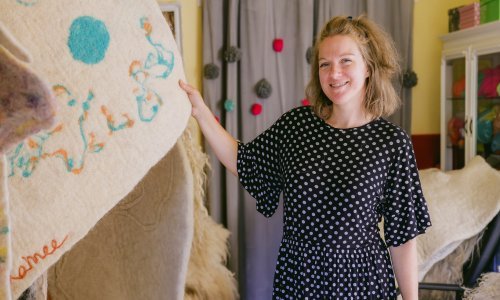 [FOTO] Utoplit će vas na prvi pogled: Vuneni tepisi koje rade Ivana Ezel i njezini roditelji prava su umjetnost, pa nerijetko završe na zidu